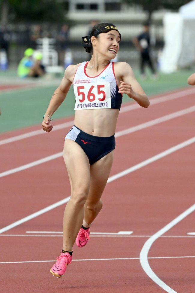 山崎（旭川志峯―共栄中出）女子４００メートルリレー大会新Ｖ　同１００メートルも制して２冠　全道高体連陸上第２日