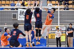 【男子予選グループ戦・白樺学園―釧路高専】強打を打ち込む白樺学園の大西智也（右）