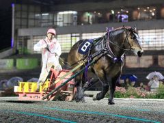 力強い末脚で圧倒したクリスタルコルドと西謙一騎手（ばんえい十勝提供）