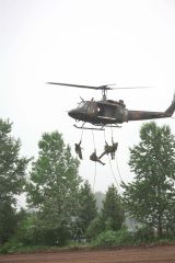 ヘリコプターから降下する模擬訓練の様子（助川かおる通信員撮影）