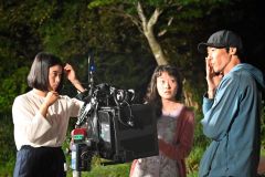 撮影した映像をチェックし、東盛さん（左）と義姉役の海老原百華さん（２６）と演技について話し合う逢坂監督（２０２３年９月、大樹町）