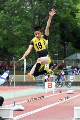 【６年男子コンバインドＢ・走り幅跳び】大きなジャンプを見せる中村龍之介（笹川小）。ジャベリックボール投げと合わせ１９０１点の十勝小学生最高記録をマークした