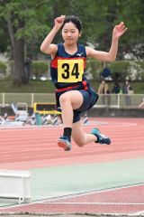 【６年女子コンバインドＢ・走り幅跳び】４メートルを超えるジャンプでジャベリックボール投げと合わせて１８２７点とし、十勝小学生最高記録を更新した金田莉月（新得陸ク）