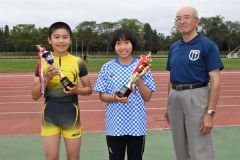 優秀選手賞を受賞した（左から）中村龍之介と瀬口真叶。右は戸塚信十勝陸上競技協会副会長