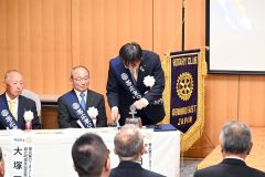 点鐘をする池田誠会長（１５日午後４時半ごろ、とかちプラザ）