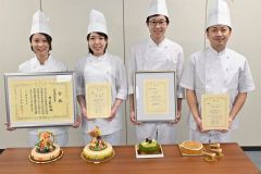 入賞した（左から）橋本さん、讃井さん、菊地さん、岡本さん