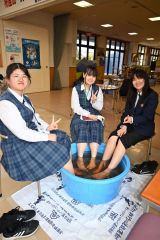 道の駅で足湯体験会を開いた大樹高校の生徒