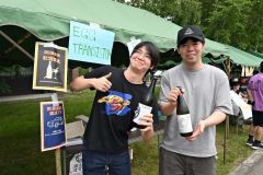 碧雲蔵の日本酒を販売する学生ら