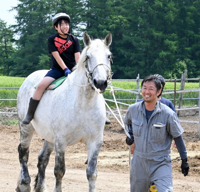 児童らばん馬の引き馬体験、農場に親しむ　音更