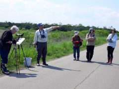 湿原の貴重性を聞く赤澤会長（左）と紹介する持田学芸員（左から２人目）