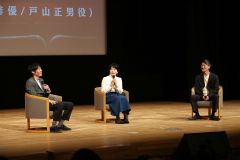 トークセッションで映画の制作裏を話した登壇者ら。左から逢坂監督、東盛さん、八下田さん