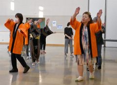 年１回の講習会で音更音頭を踊る保存会の会員ら