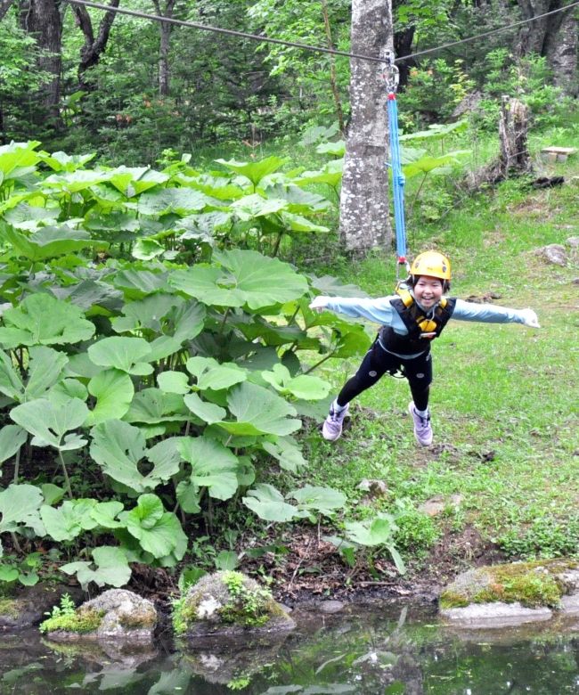 森の上を滑空　エアトリップに歓声　瓜幕小が自然体験学習