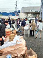 現地の車販売店の協力を受け行われた支援物資の配布。野菜やサケなど管内各地から物資を自宅避難する住民に届けた（１月、安保さん提供）