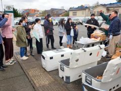 現地の車販売店の協力を受け行われた支援物資の配布。野菜やサケなど管内各地から物資を自宅避難する住民に届けた（１月、安保さん提供）