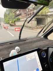 現地の道路はずれや崩落が残る場所も多く残っていた（匠創建復興支援隊提供）