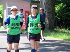 ８月の北海道マラソンに向けて練習を重ねる栗山さん（中央）と的場さん（左）