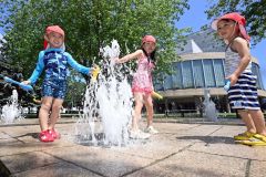 噴水で水遊びを楽しむ幼児たち（２８日午前１０時１５分ごろ、とかちプラザで。須貝拓也撮影）