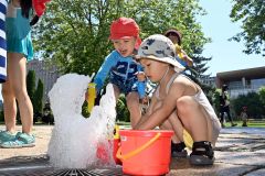 噴水で水遊びを楽しむ幼児たち（２８日午前１０時１５分ごろ、とかちプラザで。須貝拓也撮影）