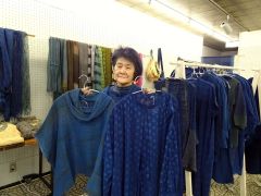 藍染めの洋服と斉藤さん