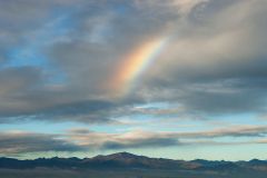 帯広市以平町からとらえた虹と日高山脈（２０１０年、戸張さん撮影）.jpg