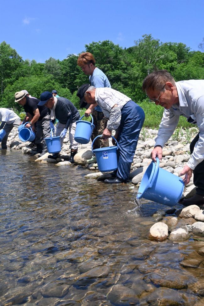 【写真】管内河川で１日、ヤマメ釣り解禁　解禁前には約３０００匹放流も