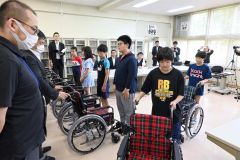 福祉施設へ車いすを寄贈する児童たち