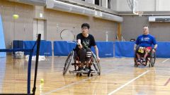 福嶋コーチの下、車いすテニスを体験する参加者