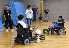 電動車椅子サッカーを体験する参加者