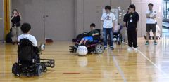 電動車椅子サッカーを体験する参加者