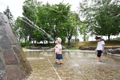 噴水で水遊びを楽しむ子ども（３日午前１１時１５分ごろ、足寄町の里見が丘公園で。須貝拓也撮影）