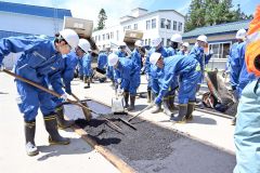 路盤の整正を体験した農業土木工学科の生徒