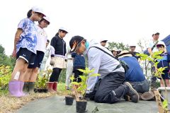 愛国小児童が治水の杜づくり（金野和彦撮影）