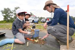 愛国小児童が治水の杜づくり（金野和彦撮影）