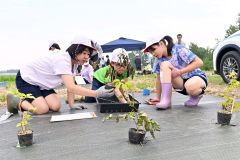 愛国小児童が治水の杜づくり（金野和彦撮影）