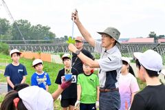 愛国小児童が治水の杜づくり（金野和彦撮影）