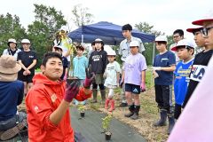 愛国小児童が治水の杜づくり（金野和彦撮影）