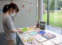 町図書館で開かれている「男女共同参画図書展」