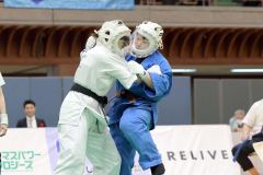 【女子２２０以下決勝】組み合った状態から膝蹴りを狙う小野寺玲奈（青色胴着）＝大道塾帯広支部提供