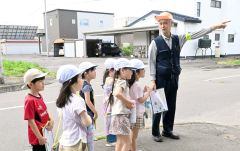 １１０番の家について説明する西小地区生涯学習推進委員長の野原一行さん（右端）