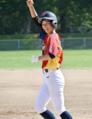 【準決勝・グラティアスウイッシュＢＣ―ＪＢＣ札幌ジュニア】ウイッシュは四回１死二、三塁で８番江川の内野安打で６点目。一塁ベースで喜ぶ江川。