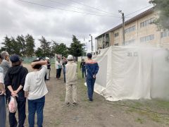 煙体験中の様子（６月２３日午前１０時２０分ごろ、西陵中学校、古澤愼二会長提供）