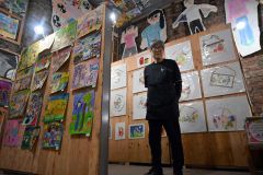 子どもたちの作品と巨大じゃがいものアートで平和を訴える浅野さん