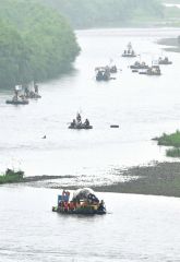 手作りのユニークなイカダで十勝川を下る参加者（７日午前９時２５分ごろ、音更町側のすずらん大橋付近、金野和彦撮影）