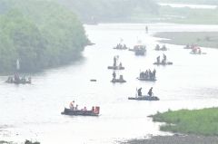 手作りのユニークなイカダで十勝川を下る参加者（７日午前９時２５分ごろ、音更町側のすずらん大橋付近、金野和彦撮影）