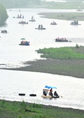 手作りのユニークなイカダで十勝川を下る参加者（７日、午前９時２０分ごろ、音更町側のすずらん大橋付近、金野和彦撮影）