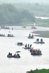 手作りのユニークなイカダで十勝川を下る参加者（７日、午前９時２０分ごろ、音更町側のすずらん大橋付近、金野和彦撮影）