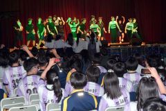クラスパフォーマンスで披露される歌とダンス。趣向を凝らしたステージは大盛り上がりで、生徒はスマホを掲げたり、最前列で立ち上がって手を振ったりして声援を送った（５日、幕別清陵高校。吉原慧撮影）
