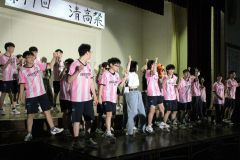 清高祭初日に体育館のステージで行われたアトラクション。ダンスを披露する生徒（６日、清水高校。那須野通信員撮影）