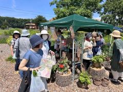 多くの来場者が訪れて色とりどりの花々に癒やされた（庄司さん提供）